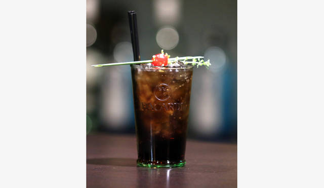 シナモンで香りづけたバカルディにコーラを加えたMBFWTのオリジナルカクテル