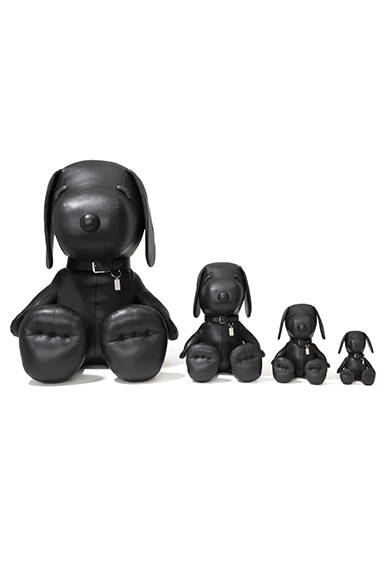 （左より）XL Leather Snoopy Doll H110cm 22万5000円（税抜）、Large Leather Snoopy Dool H58cm　16万5000円（税抜）、Medium Leather Snoopy Doll H36.5cm 8万5000円（税抜）、Small Leather Snoopy Doll H23cm 5万6000円（税抜）