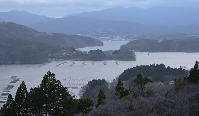 唐桑を去る途中に見えてきた風景。内海には養殖の各種いかだが浮かんでいる