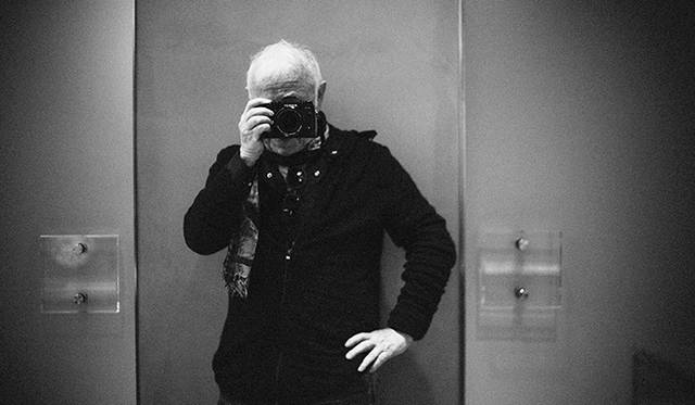 カメラを構えるモーリス・レノマ氏。1990年代より写真に情熱を注ぎ多数の作品を発表、写真集も刊行している