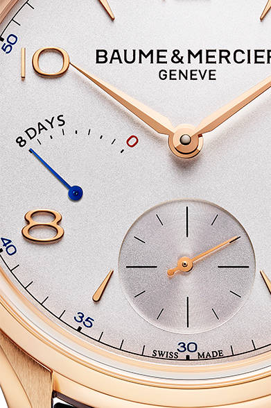 <strong>BAUME & MERCIER｜ボーム＆メルシエ</strong><br /><strong>クリフトン エイトデイ パワーリザーブ</strong><br /><br />手巻き、レッドゴールドケース、ケースサイズ45mm、5気圧防水、価格未定。<br /><br />9時位置には、パワーリザーブ、6時位置はスモールセコンドを装備。<br /><br />ボーム＆メルシエ<br />Tel. 03-3288-6335<br />http://www.baume-et-mercier.jp/<strong></strong>