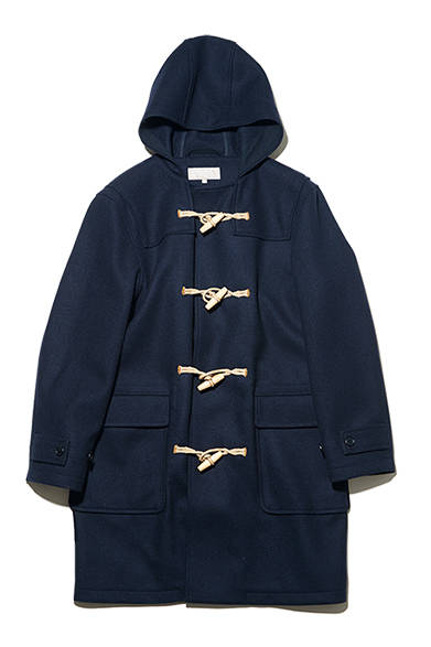 <strong>GIFTS FOR MENS｜メンズ</strong><br />フランネルを初めてつくったサプライヤー、フォックスブラザーズ社のネイビーカラーのダッフル。トグルやリネンコードといったディテールは残しつつ、ステッチのあしらいをミニマルにすることで現代的なイメージに。ダッフルコート9万8000円（マーガレット・ハウエル）