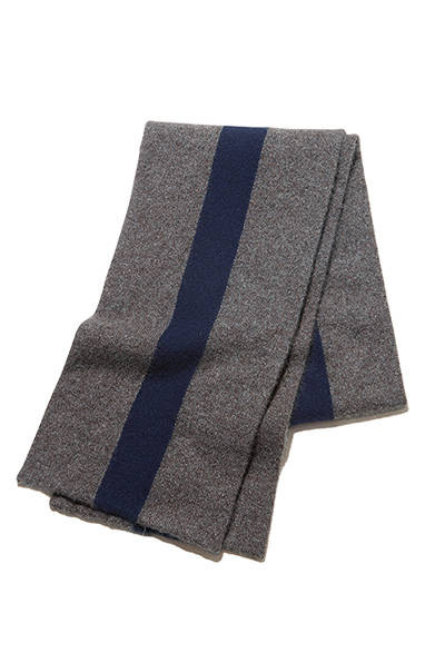 <strong>GIFTS FOR MENS｜メンズ</strong><br />アーカイブからデザインを復刻したスクールマフラーは、素材を贅沢なカシミヤ100%にすることで、大人にふさわしい品のある質感に。ユニセックスでも使えるのでギフトアイテムとしてもおすすめ。スクールマフラー2万9000円（マーガレット・ハウエル）