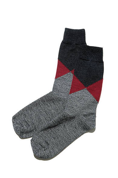 <strong>GIFTS FOR MENS｜メンズ</strong><br />トラディショナルな足元を演出するアーガイルソックスは、アーカイブの柄を再現したデザイン。ブラウンのシューズと短めの丈のパンツとコーディネートすれば、よりモダンな印象がアップする。アーガイルソックス3500円（マーガレット・ハウエル）