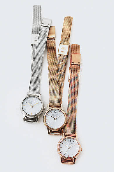 <strong>GIFTS FOR WOMENS｜ウィメンズ</strong><br />ギフトシーズンにぴったりな新作アイテム。ラウンドタイプの小さめの文字盤は、アクセサリー感覚で、カジュアルにもフォーマルな装いでも身に着けられる。光をエネルギーにして時計を動かすソーラーテック機能を採用。腕時計各3万6000円（すべてマーガレット・ハウエル）