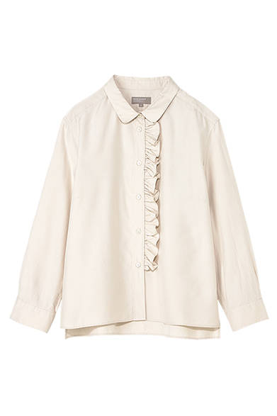 <strong>GIFTS FOR WOMENS｜ウィメンズ</strong><br />艶やかなシルク素材は、オックスフォード地なので、ドレッシーになりすぎない。片側フリルは、カジュアルにもゴーイングアウトウェアにも。フリルシャツ3万2000円（マーガレット・ハウエル）
