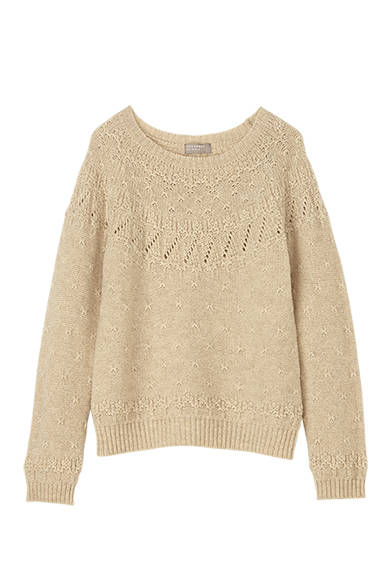 <strong>GIFTS FOR WOMENS｜ウィメンズ</strong><br />クリスマスを意識した柄がキュート。カラーリングは、エクリュ、グレー、ダークネイビーの3色展開で甘過ぎずシックに着こなせる。ニット2万6000円（マーガレット・ハウエル）