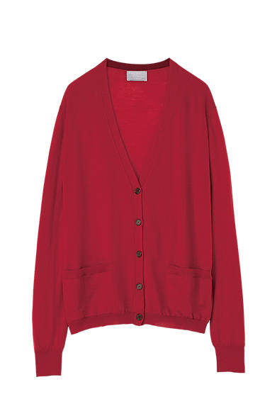 <strong>GIFTS FOR WOMENS｜ウィメンズ</strong><br />定番的に作り続けているジョン・スメドレー社別注ニット。ゆったりとしたシルエットのリラックスVネックカーディガン。イタリーヤーンのウール素材。ニット4万5000円（マーガレット・ハウエル）