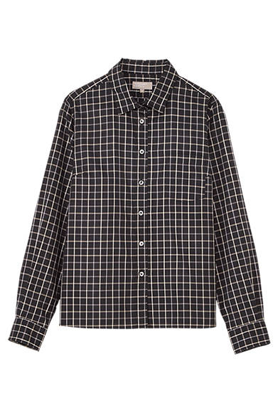 <strong>GIFTS FOR WOMENS｜ウィメンズ</strong><br />メンズライクなチェック柄だが、胸元にダーツを入れているので、着用時のシルエットが綺麗に見える。タックインしてもすっきり。シャツ2万5000円（マーガレット・ハウエル）