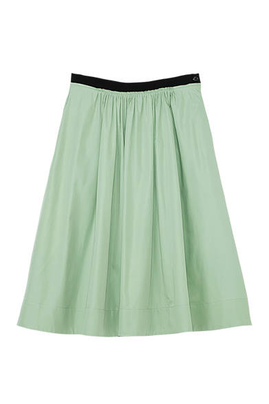 <strong>GIFTS FOR WOMENS｜ウィメンズ</strong><br />2015年春夏コレクションより。ハリ感のあるコットンシルク。マットな質感。ボリュームが出過ぎずコンパクト。シーグラスと名付けられた春夏のキーカラー。スカート4万2000円（マーガレット・ハウエル）