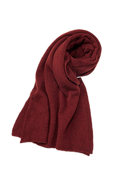 <strong>GIFTS FOR WOMENS｜ウィメンズ</strong><br />スコットランド製のロング丈マフラー。伝統的なファクトリーブランドへ別注した、カシミヤ100%のリッチな肌触り。カシミヤマフラー3万9000円（マーガレット・ハウエル）