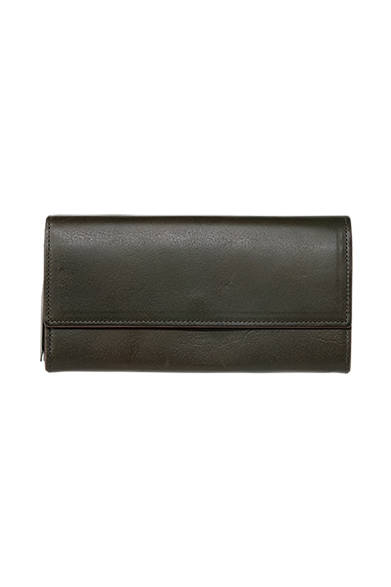 <strong>GIFTS FOR WOMENS｜ウィメンズ</strong><br />スムースレザーにオイルを染み込ませて、ヌバック調にアレンジ。フラップ回りのレザートリミングがポイント。赤と2色展開。長財布2万2000円（マーガレット・ハウエル）