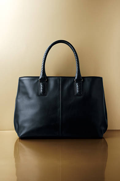 <strong>BOTTEGA VENETA（ボッテガ・ヴェネタ）</strong>　バッグ［W38.5×H28.5×D17.5cm］24万8400円（ボッテガ・ヴェネタ／阪急メンズ東京1・3階）