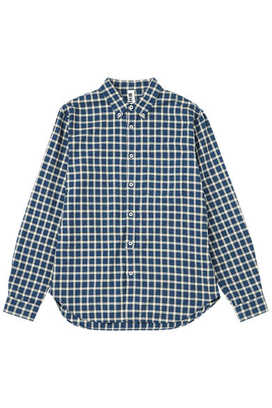 <strong>MHL.｜メンズ&ウィメンズ</strong><br />着こなしのアクセントとなるチェックのシャツは、ジャストサイズで着こなして。シャツ1万9000円（メンズ／MHL.）