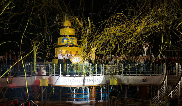 プリンセス・クルーズ設立50周年を祝い、記録的な50本のシャンパンボトルで祝砲