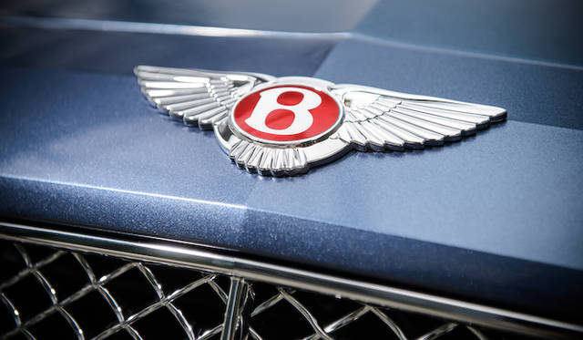 ベントレー ロゴの中心部は、W12のブラックにたいし、V8はレッドに塗り替えられる