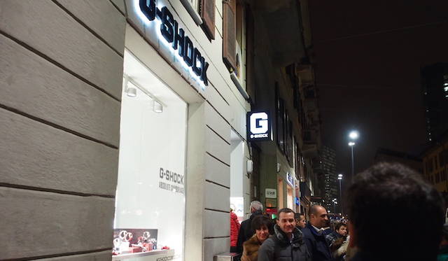 「Ｇ」のロゴが印象的なショップ外観。</br></br><strong>G-SHOCK Corso Como</strong><br />営業時間｜10:30〜13:30、14:30〜19:30<br />定休日なし<br />Corso Como 9,20154,Milano,Italia<br />Tel. +39 02 8725 0655