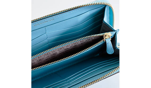 <strong>SMYTHSON｜スマイソン<br /> 高級感溢れるコンパクトなフォルム</strong><br /><br /> 英国王室が愛用する伝統的なステーショナリーブランド「スマイソン」で、クロコダイル型押しのカーフスキンを用いたラウンド ジップ ウォレットを発見。春夏の新色としてサウスバンクグリーンが到着し、持つだけで気分が楽しく、洗練されたリュクスな日常を演出してくれる。また、多数のカードスロットやノートスロットなど機能性を追求したブランドならではのアイコニックなアイテム。また、レザーの財布にもかかわらず、抜群の軽さと薄さも魅力のひとつである。<br /> <br /> [W19.5×H10×D2.5cm]7万3440円<br />  ヴァルカナイズ・ロンドン　Tel. 03-5464-5255