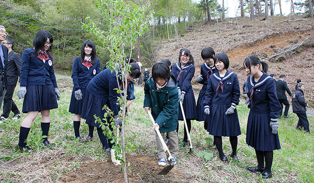 「SAKURA PROJECT」の植樹の様子 