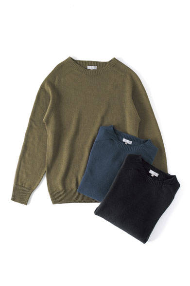 Available in khaki, blue, and black, these Scottish-made knits are crafted from a linen-wool blend. Enjoy their dry, tactile feel. Knits ¥39,960 each (Margaret Howell)