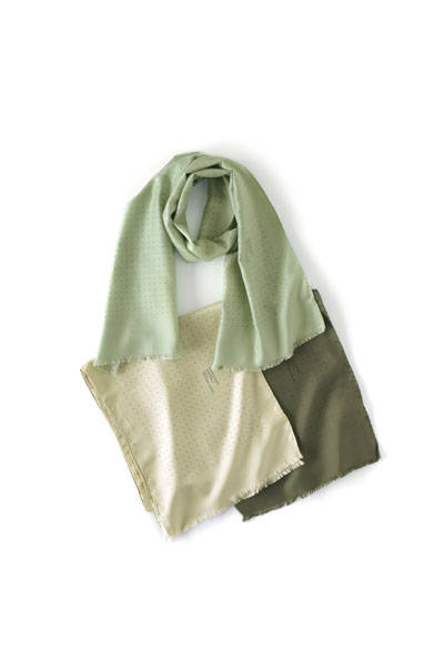 Scarves ¥22,680 each (Margaret Howell)