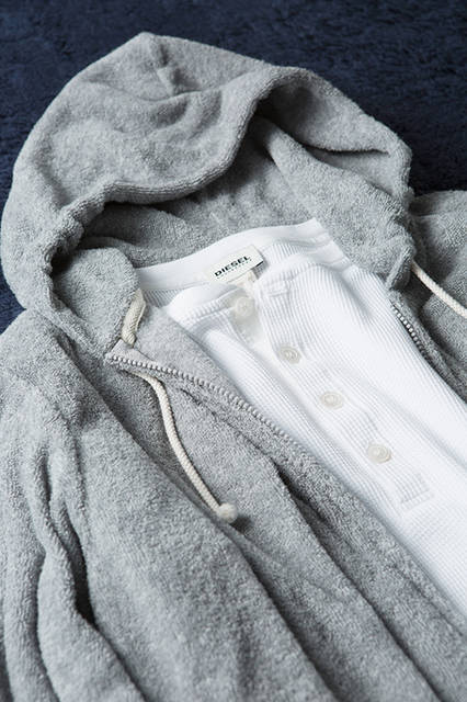 Hoodie | ¥12,800 (excl. tax)<br/>Henley T-shirt | ¥9,800 (excl. tax)