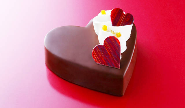 Sachertorte | Price: ¥540 (triangle), ¥1,296 (round), ¥2,160 (12cm heart), ¥3,240 (15cm heart)