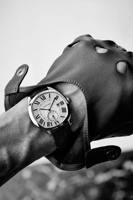 <strong>ドライブ ドゥ カルティエ</strong><br />ケース｜ステンレススチール<br />直径｜40mm<br />ムーブメント｜自動巻き（Cal.1904-PS MC）<br />ストラップ｜アリゲーター<br />防水｜日常生活<br />発売時期｜2016年5月予定<br />予価｜71万円<br /><br />John Balsom Ⓒ Cartier