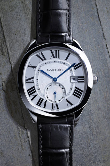 <strong>ドライブ ドゥ カルティエ</strong><br />ケース｜ステンレススチール<br />直径｜40mm<br />ムーブメント｜自動巻き（Cal.1904-PS MC）<br />ストラップ｜アリゲーター<br />防水｜日常生活<br />発売時期｜2016年5月予定<br />予価｜71万円