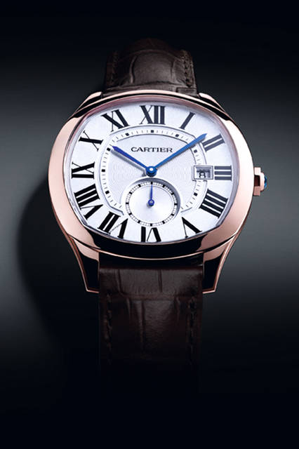 <strong>ドライブ ドゥ カルティエ</strong><br />ケース｜18Kピンクゴールド<br />直径｜40mm<br />ムーブメント｜自動巻き（Cal.1904-PS MC）<br />ストラップ｜アリゲーター<br />防水｜日常生活<br />発売時期｜2016年5月予定<br />予価｜220万円<br />