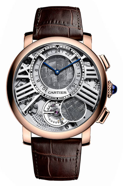 <strong>ロトンド ドゥ カルティエ アース＆ムーン</strong><br />ケース｜18Kピンクゴールド<br />直径｜47mm<br />厚さ｜16.65mm<br />ムーブメント｜手巻き（Cal.9440 MC）<br />機能｜トゥールビヨン、オンデマンド式ムーンフェイズ（4時位置のボタンを押すと円盤がキャリッジを隠し、月齢を表示）、第2時間帯表示<br />ストラップ｜アリゲーター<br />防水｜日常生活<br />限定数｜世界15本（個別の製造番号入り）<br />発売時期｜2016年4月予定<br />予価｜2820万円<br /><br />Laziz Hamani Ⓒ Cartier 