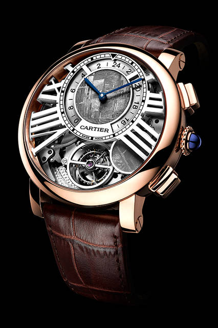 <strong>ロトンド ドゥ カルティエ アース＆ムーン</strong><br />ケース｜18Kピンクゴールド<br />直径｜47mm<br />厚さ｜16.65mm<br />ムーブメント｜手巻き（Cal.9440 MC）<br />機能｜トゥールビヨン、オンデマンド式ムーンフェイズ（4時位置のボタンを押すと円盤がキャリッジを隠し、月齢を表示）、第2時間帯表示<br />ストラップ｜アリゲーター<br />防水｜日常生活<br />限定数｜世界15本（個別の製造番号入り）<br />発売時期｜2016年4月予定<br />予価｜2820万円