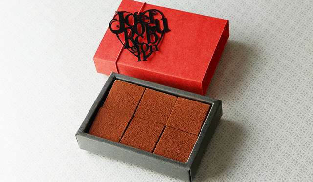 <strong>Carré de Robuchon Nature (6 pieces)</strong>Price | ¥1,680 (6 pieces)