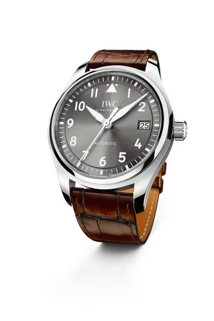 <strong>パイロット・ウォッチ・オートマティック 36</strong><br />ケース｜ステンレススチール<br />直径｜36mm<br />厚さ｜10.6mm<br />ムーブメント｜自動巻き（Cal.35111）<br />機能｜日付表示<br />防水｜6気圧<br />ストラップ｜サントーニ社製カーフ<br />発売時期｜2016年6月予定<br />価格｜51万5000円