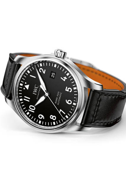 <strong>パイロット・ウォッチ・マークXVIII</strong><br />ケース｜ステンレススチール<br />直径｜40mm<br />厚さ｜11mm<br />ムーブメント｜自動巻き（Cal.30110）<br />防水｜6気圧<br />ストラップ｜サントーニ製カーフ<br />機能｜日付表示<br />発売時期｜2016年4月予定<br />価格｜51万5000円