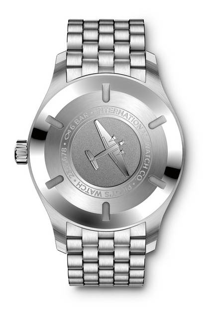 <strong>パイロット・ウォッチ・マークXVIII</strong><br />ケース｜ステンレススチール<br />直径｜40mm<br />厚さ｜11mm<br />ムーブメント｜自動巻き（Cal.30110）<br />防水｜6気圧<br />ブレスレット｜ステンレススチール<br />機能｜日付表示<br />発売時期｜2016年4月予定<br />価格｜63万円