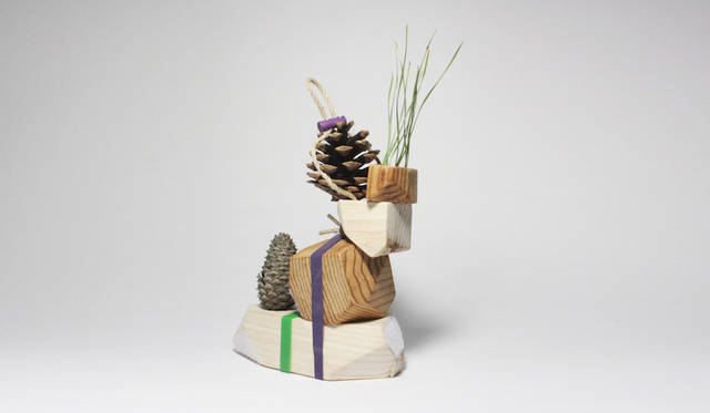 <strong>DADA</strong><br />Blocks that nurture children's sensibilities. By wrapping familiar objects together with a belt, or by inserting something into a hole, diverse creations can be born depending on the imagination of the person holding them.