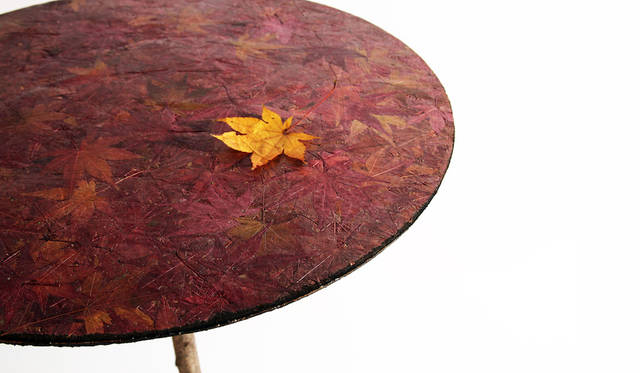 <strong>Bio-Vide</strong><br />A table and envelopes made from fallen leaves, visualizing the concept of "returning to the earth."