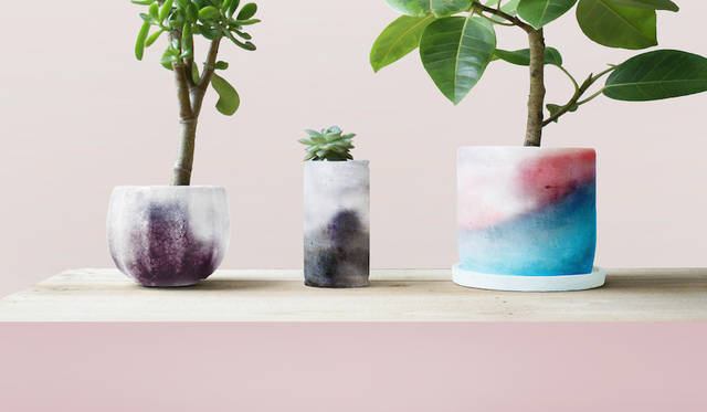 <strong>PLANTS-SKIN</strong><br />A planter that visualizes the timing of watering plants, encouraging the action of watering dry plants.