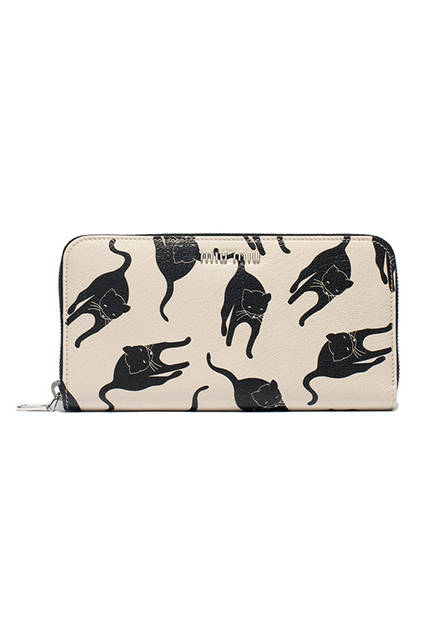 Miu Miu Pop-Up Store Opens at Isetan ShinjukuRound Zip Wallet ¥74,520