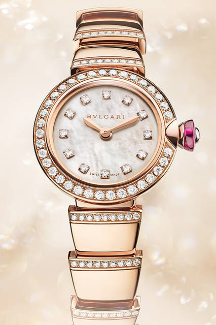 <strong>ピッコラ ルチェア</strong><br />ケース｜18Kピンクゴールド<br />直径｜23mm<br />ムーブメント｜クォーツ<br />ブレスレット｜18Kピンクゴールド<br />防水｜3気圧<br />発売時期｜2016年4月予定<br />予価｜356万円（税別）