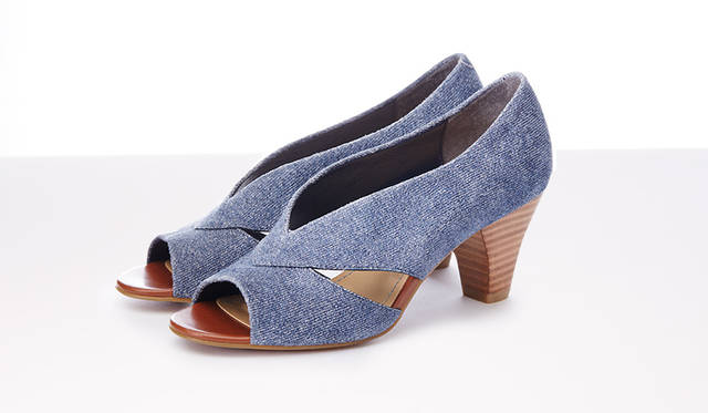 <strong>WOMEN'S</strong>／Luxe open-toe pumps that pair elegantly with both formal and casual outfits. They feature a thick heel and a deep instep for a secure fit, while the moderate skin exposure adds a touch of effortless style. ¥18,360