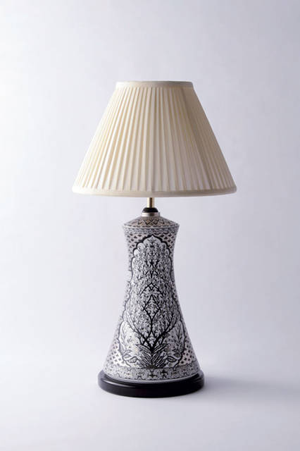 224porcelainTel. 0954−43−9332http://www.224porcelain.com1-4-Arita-porcelain-lab_01ARITA PORCELAIN LAB（アリタポーセレンラボ）の電灯スタンド。創業200年以上の歴史を持つ老舗窯元「弥左エ門窯」が現代のライフスタイルに合わせて送るブランドの一作。陶磁器が食器やタイル以外にも用いられることを端的に示しており、その絵付けの繊細さが見事だ。リビングや寝室に穏やかで芸術的な潤いを与えてくれる。ARITA PORCELAIN LABTel. 0955-43-2224http://aritaporcelelainlab.com
