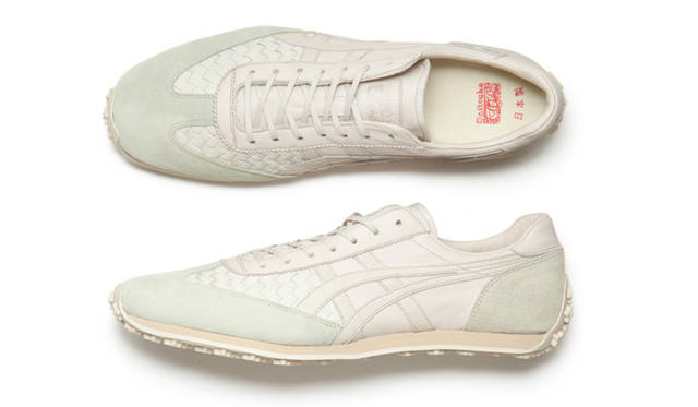 <strong>NIPPON MADE EDR 78 DELUXE</strong><br/>A model based on a trail running shoe released in 1978. Features rugged outsole wrapping on the toe and heel. The upper uses hand-knitted leather and has been shrink-processed.<br/>White x White ¥28,080 (Sizes 25.0–28.0, 29.0cm)