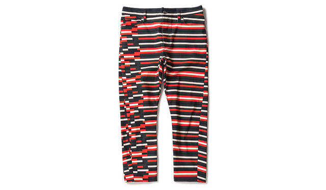 <strong>Onitsuka Tiger×ANDREA POMPILIO</strong><br/>Denim pants printed with an original pattern combining two types of border patterns. The silhouette curves like a banana from the inseam to the hem.<br/>¥32,400 (Sizes 44, 46, 48, 50)