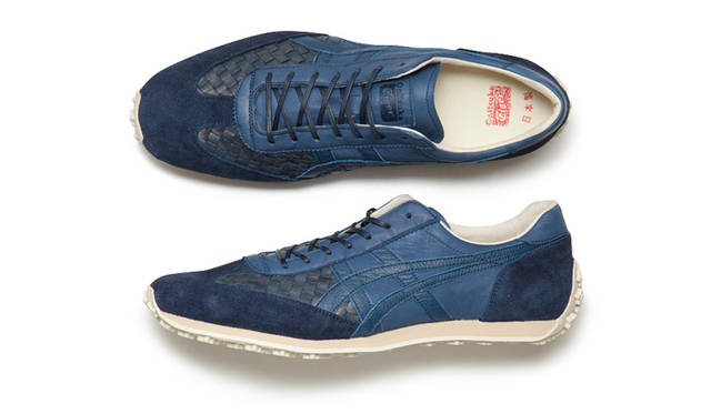 <strong>NIPPON MADE EDR 78 DELUXE</strong><br/>A model based on a trail running shoe released in 1978. Features rugged outsole wrapping on the toe and heel. The upper uses hand-knitted leather and has been shrink-processed.<br/>Navy x Navy ¥28,080 (Sizes 25.0–28.0, 29.0cm)