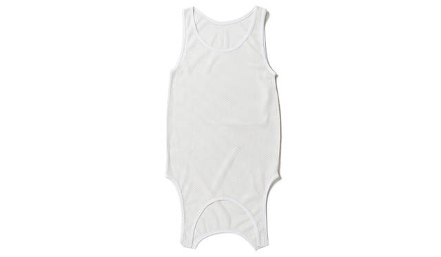 <strong>Onitsuka Tiger×ANDREA POMPILIO</strong><br/>A mesh design tank top. The hem has a distinctive shape, creating an impactful style when layered.<br/>¥10,800 (Sizes 44, 46, 48, 50)