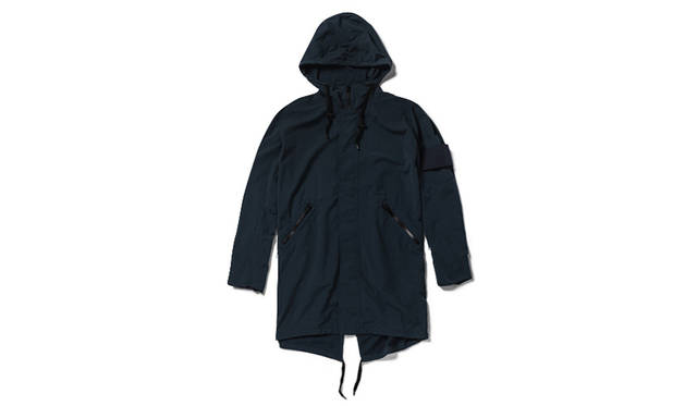 <strong>Onitsuka Tiger</strong><br/>A lightweight hooded coat, ideal for early spring. Made from soft nylon material for exceptional comfort. Features an embossed tiger face patch made of a different material on the sleeve.<br/>¥23,760 (Sizes XS, S, M, L)