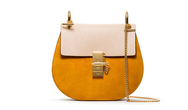 Chloé's iconic "DREW" bag, introduced in the Fall 2014 collection, is a delicate piece suitable for various occasions from day to evening. Its rounded, sculptural silhouette and the sparkle of metal hardware like the chain shoulder strap and turn-lock accentuate its femininity. Bag (mangue) ¥210,600