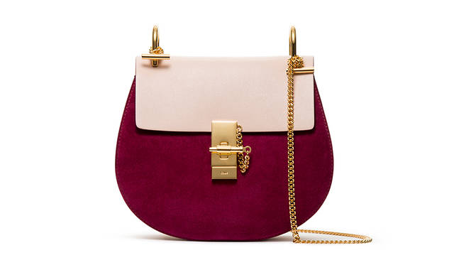 Chloé's iconic "DREW" bag, introduced in the Fall 2014 collection, is a delicate piece suitable for various occasions from day to evening. Its rounded, sculptural silhouette and the sparkle of metal hardware like the chain shoulder strap and turn-lock accentuate its femininity. Bag (prune) ¥210,600